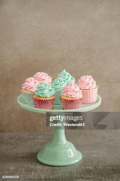 cup cakes on a cakestand - cakestand stock-fotos und bilder
