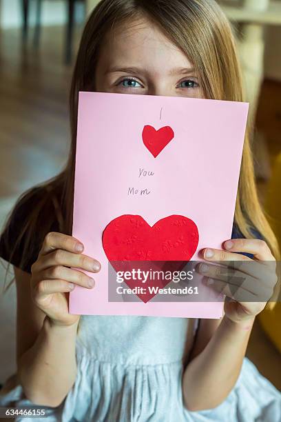 girl with mother's day card - giving a girl head fotografías e imágenes de stock