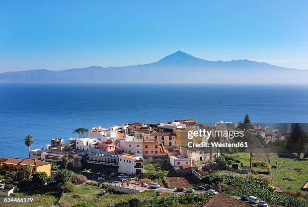 spain, canary islands, la gomera, agulo, teneriffa island with pico del teide in the background - teneriffa stock-fotos und bilder