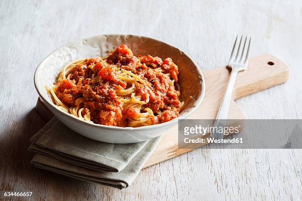 spelt whole grain spaghetti with vegan bolognese made of green spelt and sunflower seed - spaguetti stock-fotos und bilder