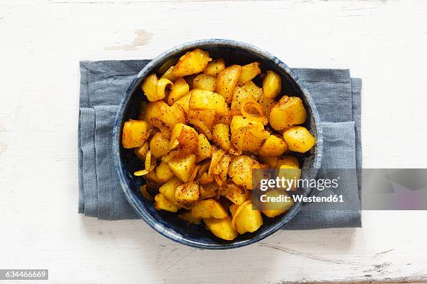 bowl of vegan and glutenfree arabian potato salad - cucina del medio oriente foto e immagini stock