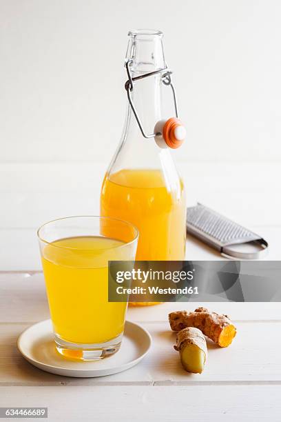 lemonade with ginger and curcuma - ginger glasses stock-fotos und bilder