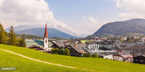 austria, tyrol, seefeld in tirol, townscape with parish church st. oswald - aguja chapitel fotografías e imágenes de stock