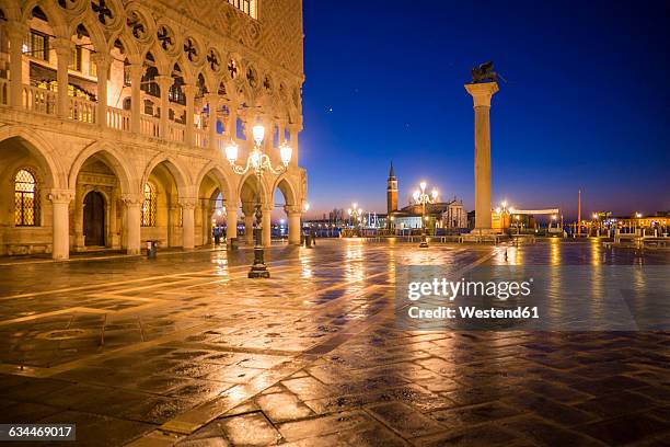 italy, venice, view to st mark's square at night - doge's palace stockfoto's en -beelden