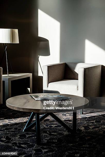 furniture in a modern hotel lobby - coffee table stockfoto's en -beelden