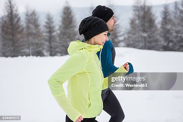 couple doing cross country run in winter - cross country running fotografías e imágenes de stock