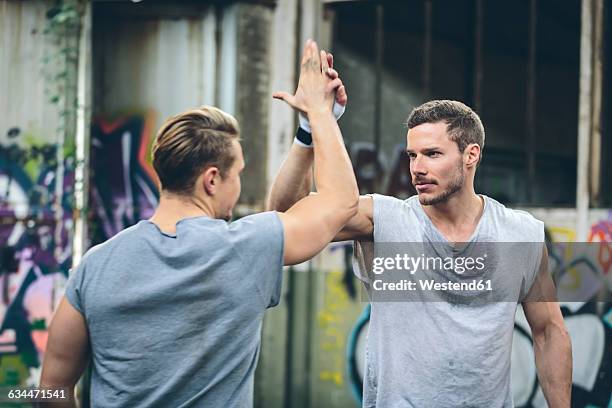 two boxers greeting each other - train graffiti - fotografias e filmes do acervo