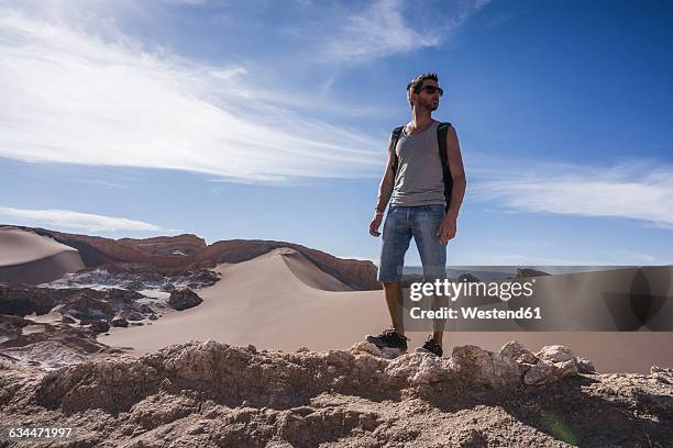 chile, san pedro de atacama, valley of the moon, hiker in the desert - antofagasta fotografías e imágenes de stock