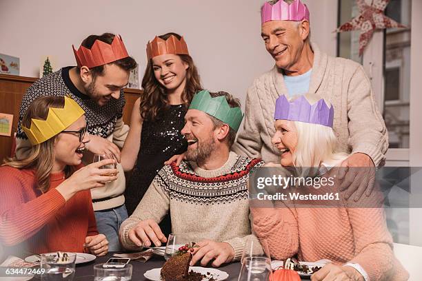 happy family after having christmas pudding - christmas pudding stock-fotos und bilder