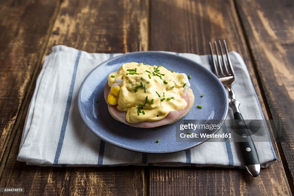 Egg benedict, blue plate, breakfast, egg, cooked ham, sauce hollandaise