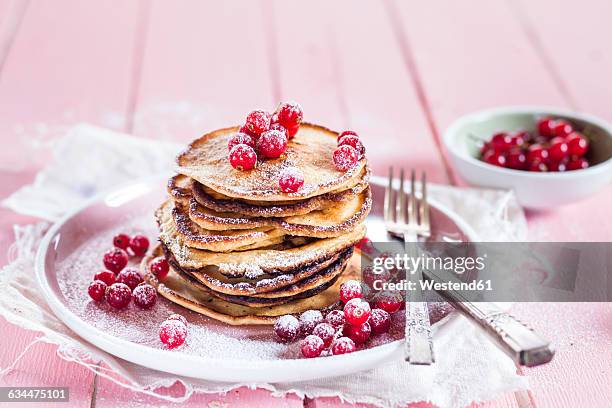 stack of american pancakes with red currents sprinkled with icing sugar - crepe textile fotografías e imágenes de stock