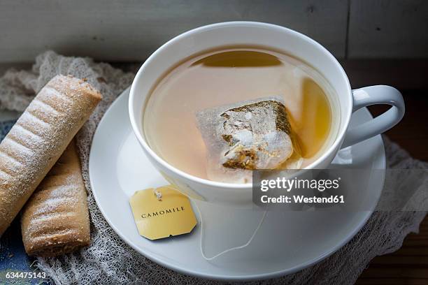 chamomile tea and biscuits on window sill - sachet de thé photos et images de collection