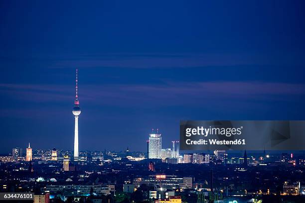 germany, berlin, view from rudow to lighted television tower at berlin-mitte - television tower berlin stockfoto's en -beelden