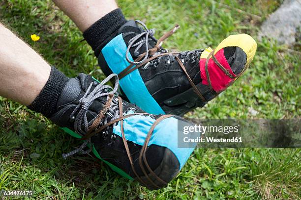 damaged climbing shoes repaired with tape - makeshift photos et images de collection