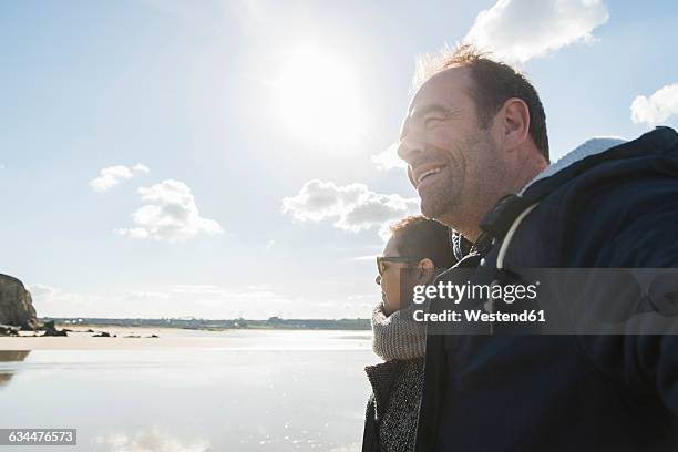 france, bretagne, finistere, crozon peninsula, couple on the beach - finistère stock-fotos und bilder