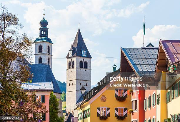 austria, tyrol, kitzbuehel, old town, typical houses and churches - kitzbuehel 個照片及圖片檔