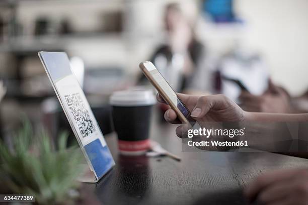 hand holding smart phone, scanning barcode - qr code stockfoto's en -beelden
