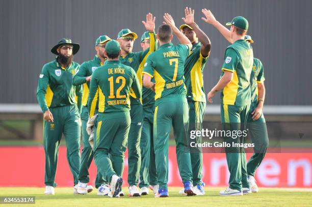 Wayne Parnell of the Proteas celebrates the wicket of Niroshan Dickwella of Sri Lanka with his team mates during the 5th ODI between South Africa and...