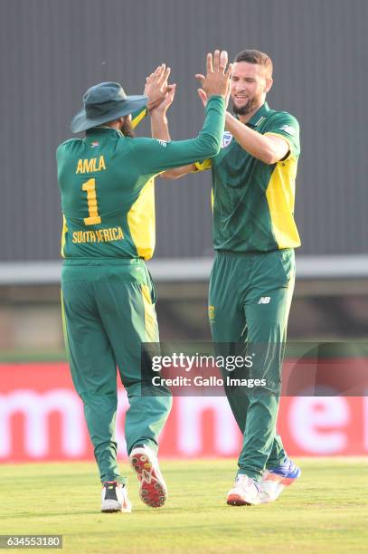 Wayne Parnell of the Proteas celebrates the wicket of Niroshan Dickwella of Sri Lanka with Hashim Amla of the Proteas during the 5th ODI between...