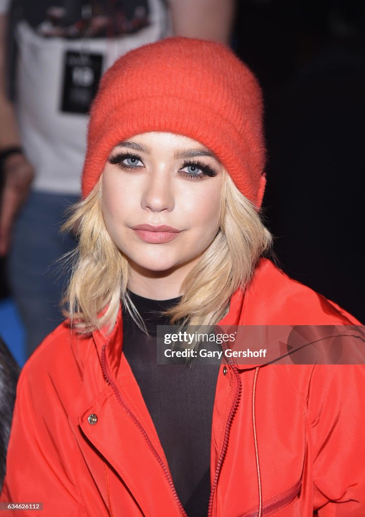 Model Amanda Steele attends the Cushnie Et Ochs fashion show during
