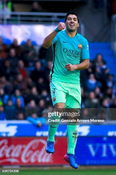 Luis Suarez of FC Barcelona celebrates scoring their sixth goal during the La Liga match between Deportivo Alaves and FC Barcelona at Estadio de...