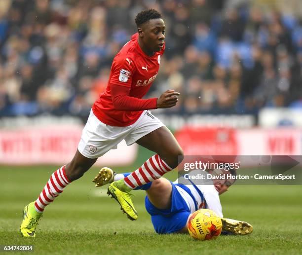 Barnsley's Andy Yiadom avoids a tackle from Reading's Liam Kelly during the Sky Bet Championship match between Reading and Barnsley at Madejski...