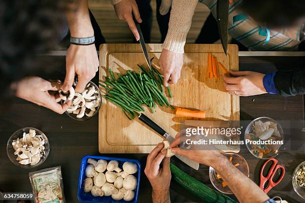 vegetables being cut in cooking class - speisen und getränke stock-fotos und bilder