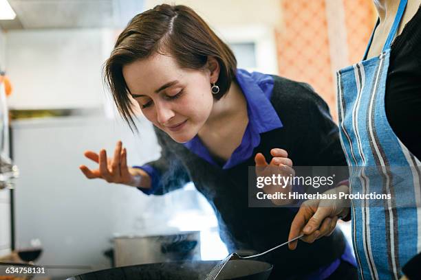 woman smelling food - odorat photos et images de collection