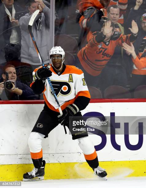 Wayne Simmonds of the Philadelphia Flyers celebrates his game winning goal in overtime against the San Jose Sharks on February 11, 2017 at Wells...