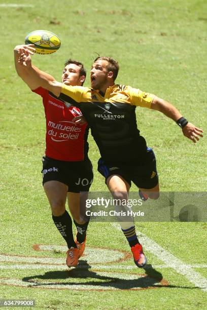 Geoffrey Cazanave of Toulon and Wes Goosen of Hurricanes compete for the ball during the Rugby Global Tens match between Toulon and Hurricanes at...