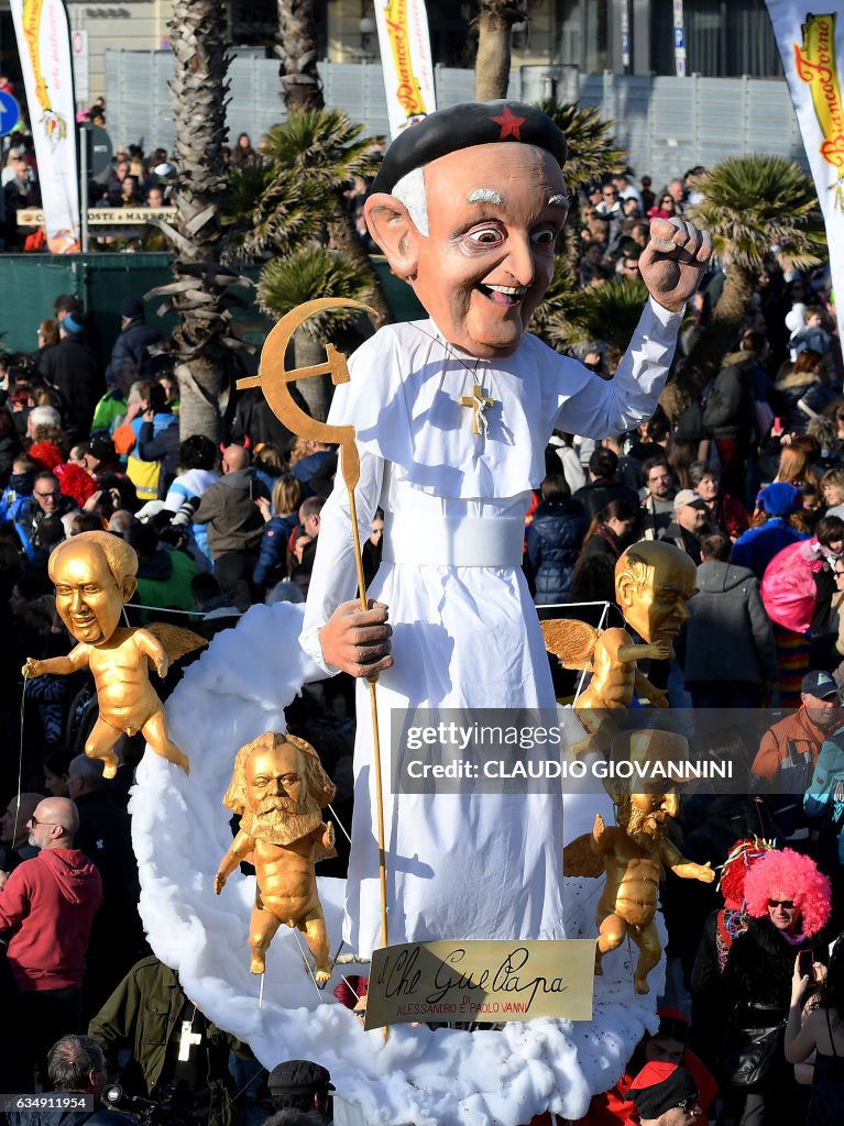 ITALY-CARNIVAL-VIAREGGIO-FLOATS-PARADE