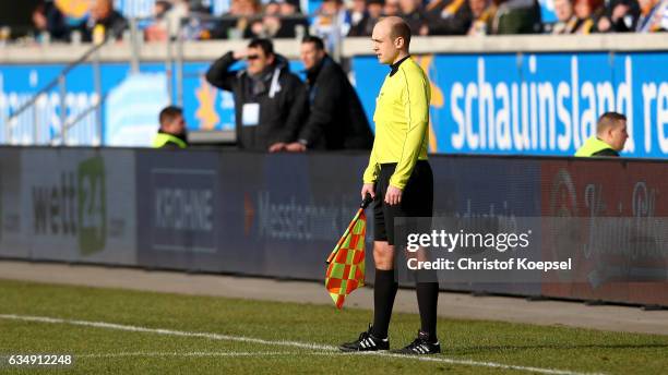 Linesman Fynn Kohn is seen during the Third League match between MSV Duisburg and Preussen Muenster at Schauinslandreisen-Arena on February 12, 2017...