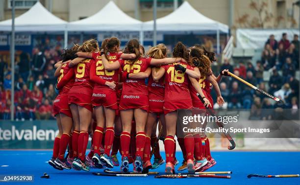Players of Spain celebrates after winning the final match between Spain and Poland during day six of the Hockey World League Round 2 at Polideportivo...