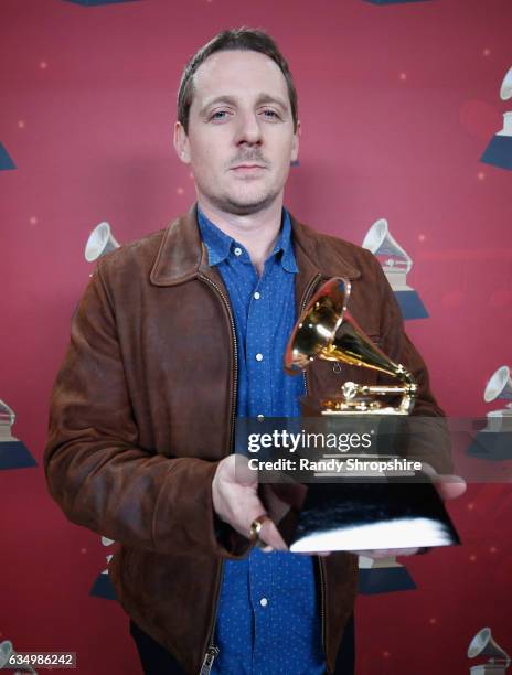 Singer/songwriter Sturgill Simpson poses with the Best Country Album award for 'A Sailor's Guide to Earth' backstage at the Premiere Ceremony during...