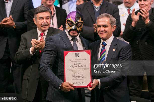 Mayor of Mexico City Miguel Angel Mancera poses with mexican profesional fighter 'El Hijo del Fantasma' during the start of the campaign against...