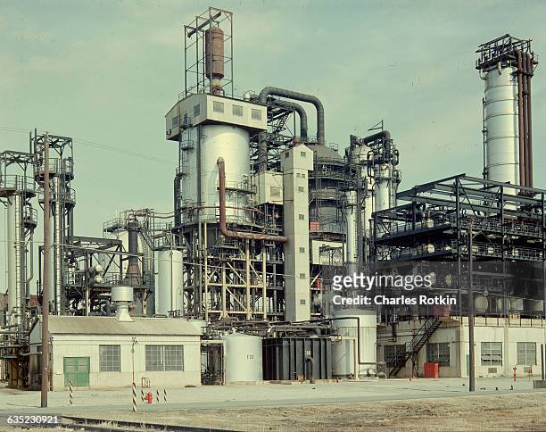 The petroleum cracking unit at a Texaco oil refinery in New Jersey. | Location: Westville, New Jersey, USA.