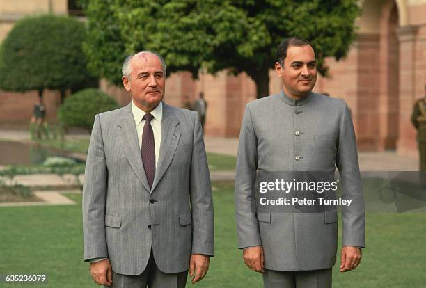 Soviet leader Mikhail Gorbachev and Indian Prime Minister Rajiv Gandhi pose together in a New Delhi courtyard.