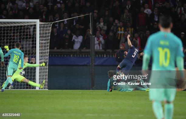 Lionel Messi of Barcelona FC watch Edinson Cavani of Paris Saint-Germain score a goal during the UEFA Champions League Round of 16 first leg match...