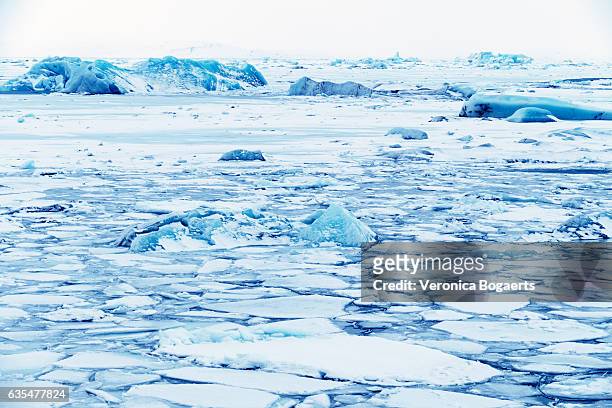 landscape of ice:frozen jokulsarlon glacial lagoon in winter, iceland - poolkap stockfoto's en -beelden