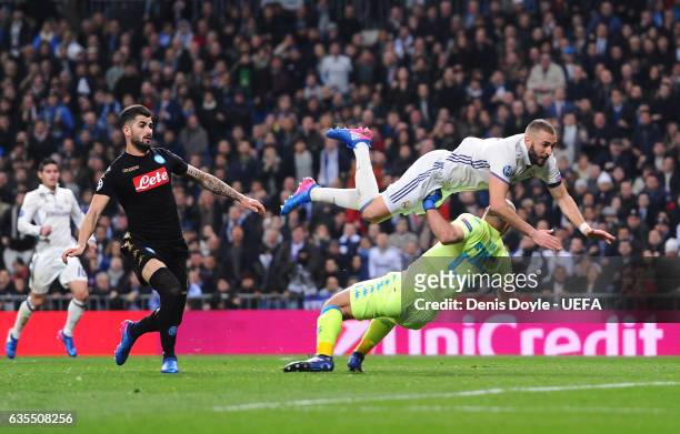 Karim Benzema of Real Madrid runs into Pepe Reina of SSC Napoli during the UEFA Champions League Round of 16 first leg match between Real Madrid CF...