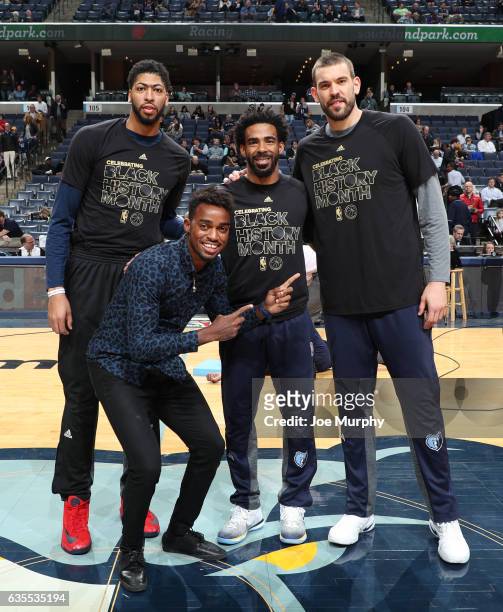 Tennis player Darian King poses for a photo at half court with Anthony Davis of the New Orleans Pelicans and Mike Conley and Marc Gasol of the...