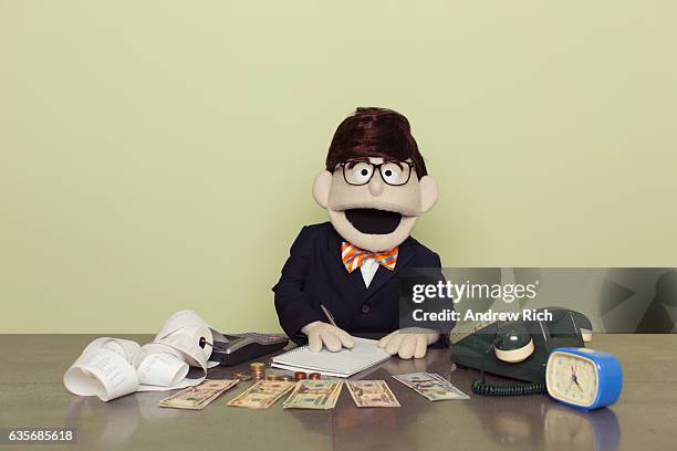 puppet accountant compte les dollars américains avec la calculatrice - puppeteer photos et images de collection