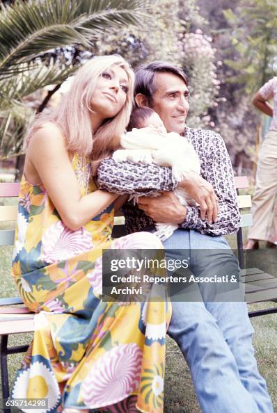 Chelli The Italian actor, comician and TV host Walter Chiari holding in the ...