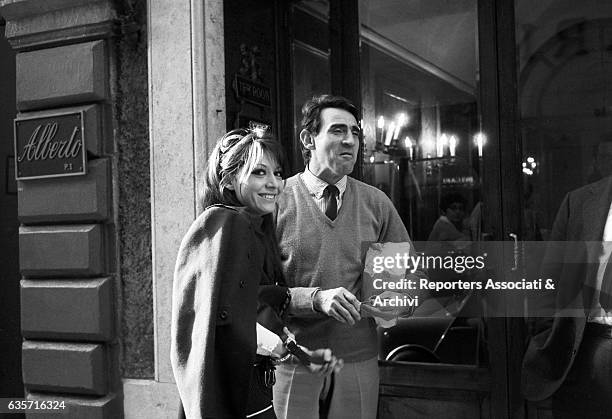 The Italian actor, comician and TV host Walter Chiari and the singer and actress Alida Chelli , his future wife, walking along the streets of the...