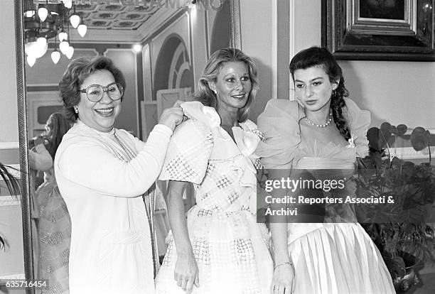 The Italian actress Marisa Allasio trying on wedding dresses in Elvira Gramano's atelier with the daughter Anda Federica Angelica Maria dei Conti...