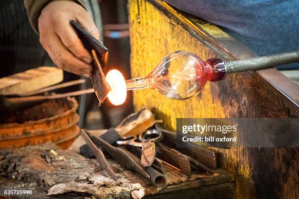 fábrica de soprador de vidro - glass blowing - fotografias e filmes do acervo