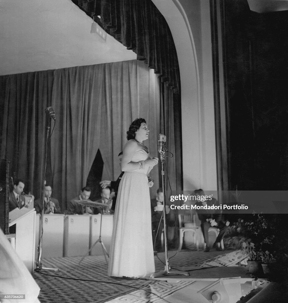 Italian Singer Nilla Pizzi Winning The 1st Sanremo Music Festival italian-singer-nilla-pizzi-winning-the-1st-sanremo-music-festival