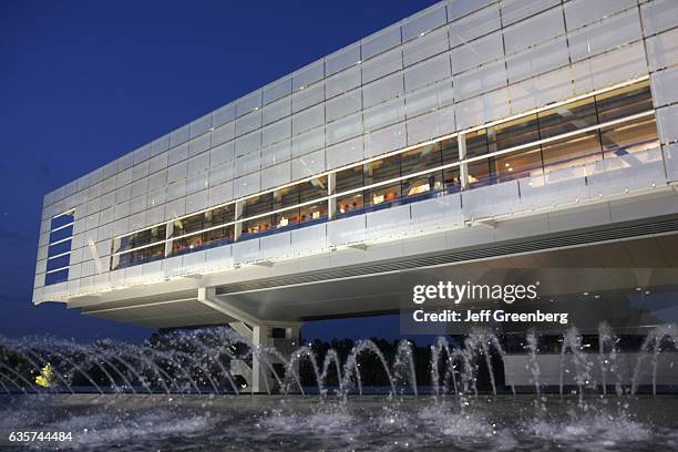 Clinton Library Rooftop 499 William J Clinton Presidential Library Stock Photos, High-Res ...