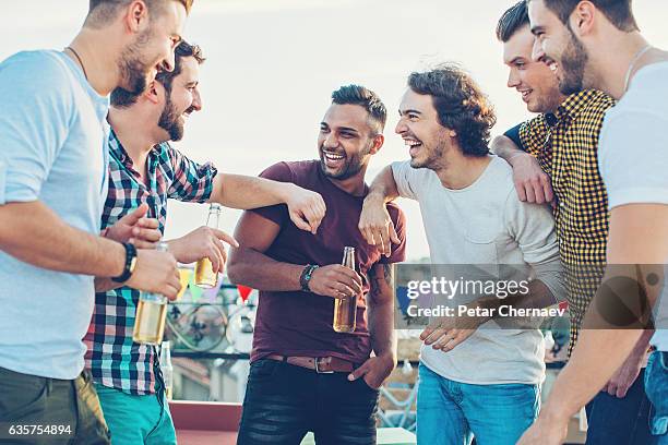 i ragazzi bevono solo birra e chiacchierano - festa di addio al celibato foto e immagini stock