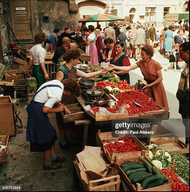 Buying vegetables at a market in the Austrian region of Krems. | Location: Krems, Austria.